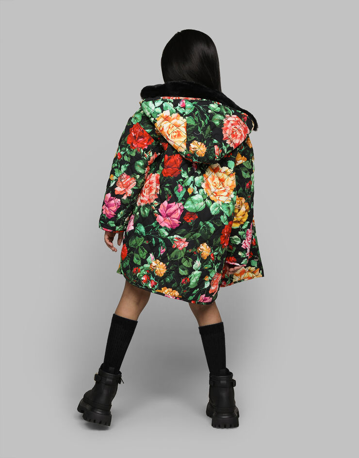 Dolce & Gabbana Kurze gesteppte Daunenjacke aus Nylon mit Rosen auf schwarzem Grund Drucken L5JC15ISMIB