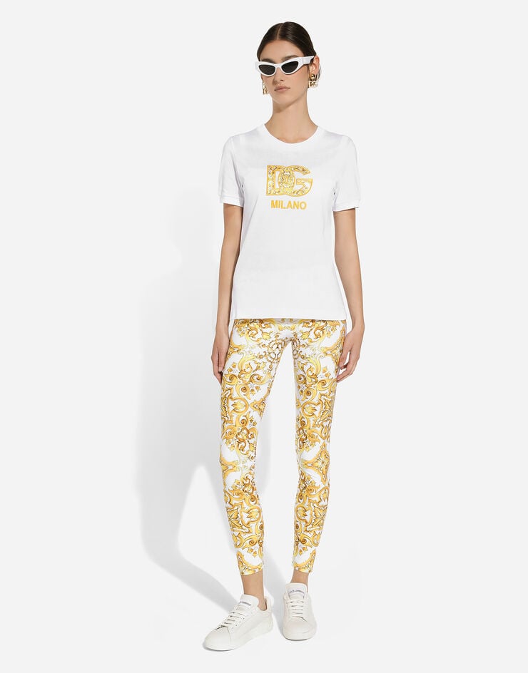Dolce & Gabbana Camiseta en punto de algodón con parche DG con estampado Maiolica Multicolor F8N08ZGDBVX