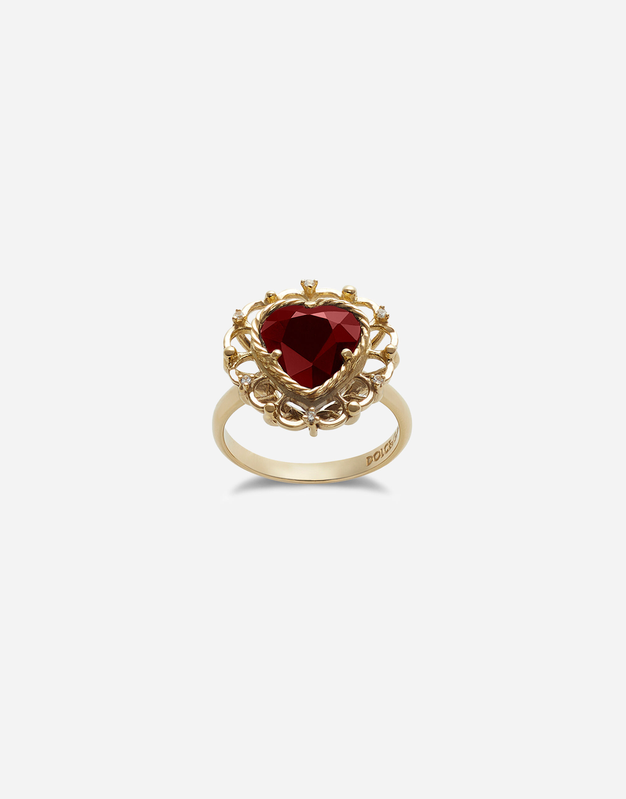 ${brand} Heart ring in yellow gold 18Kt with a red rhodolite garnet. ${colorDescription} ${masterID}