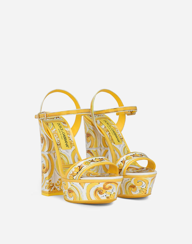 Dolce & Gabbana Sandalia de plataforma en piel de becerro brillante con estampado Maiolica Amarillo CR1741AQ240