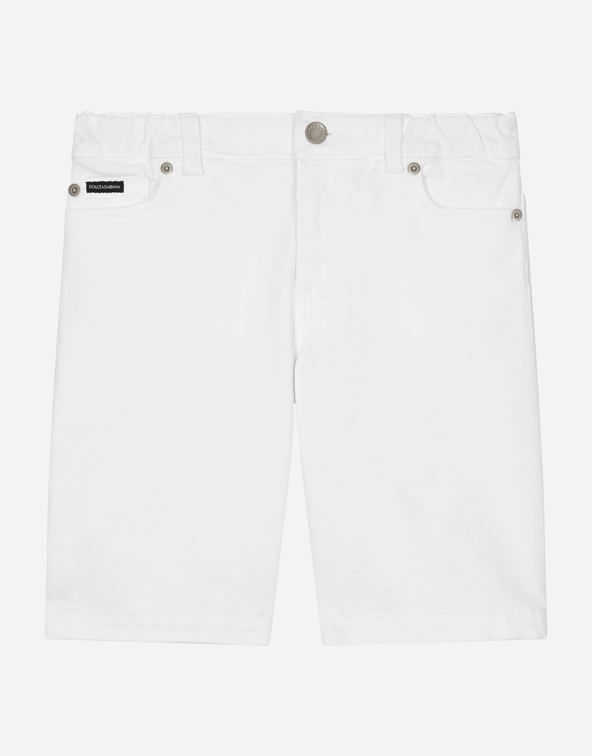 ${brand} 5-Pocket-Bermudas aus Denim mit Logoplakette ${colorDescription} ${masterID}