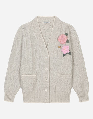 ${brand} Strickcardigan im Zopfmuster mit Blumen und DG-Logo ${colorDescription} ${masterID}