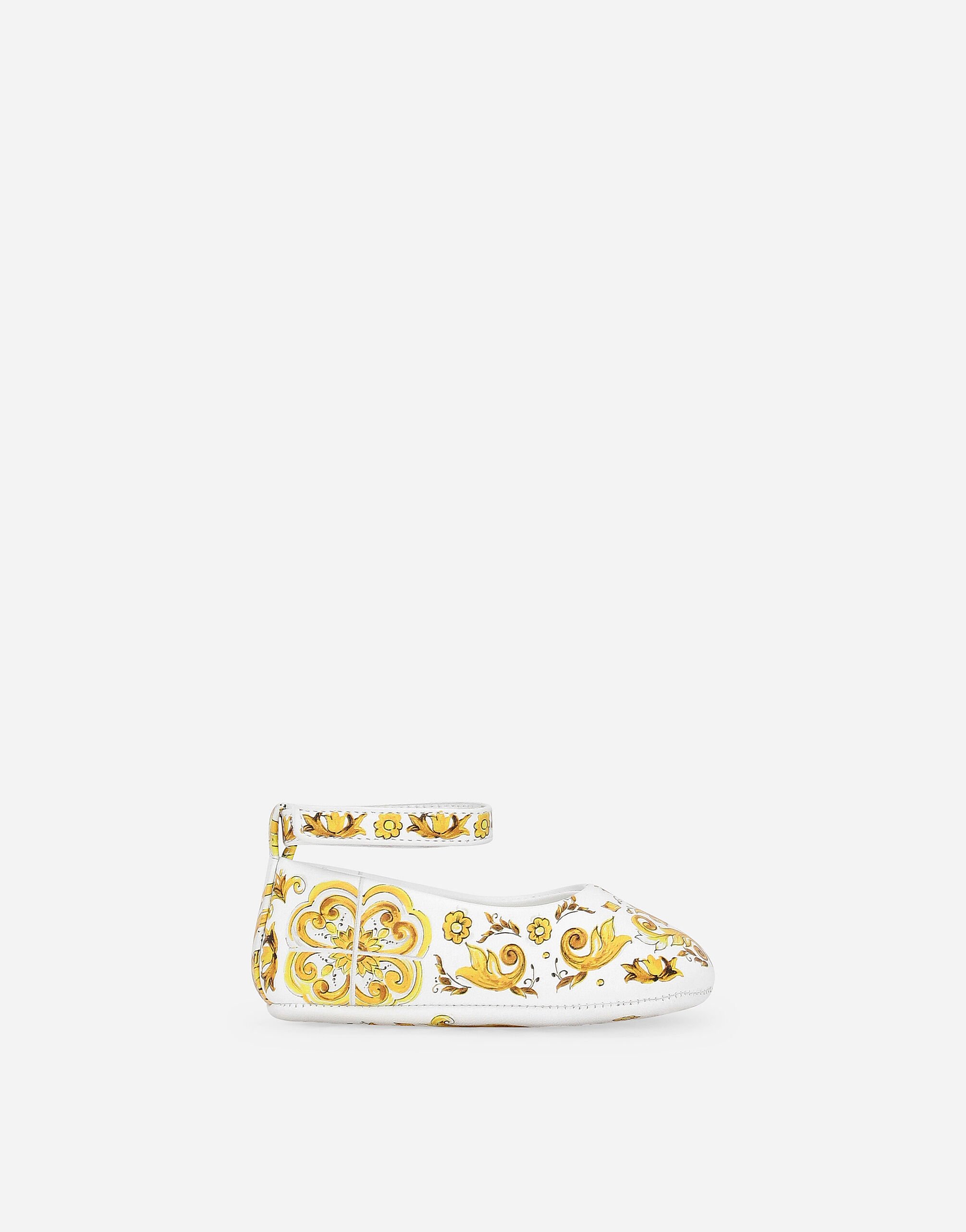 Dolce & Gabbana حذاء باليرينا من جلد خروف بطبعة ماجوليكا صفراء مطبعة L23DI5FI5JW