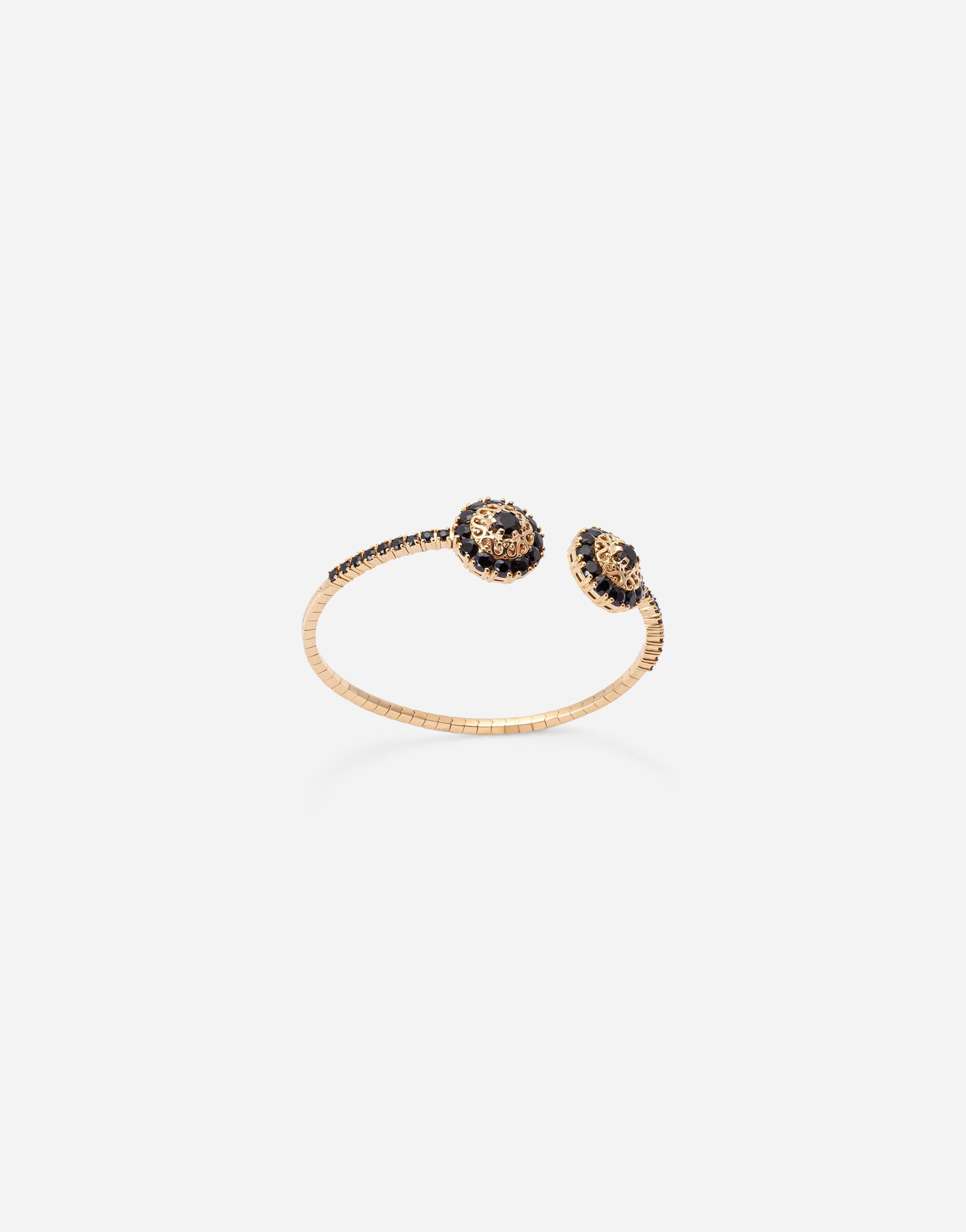 ${brand} Family yellow gold bracelet with rosette motif and black sapphire ${colorDescription} ${masterID}