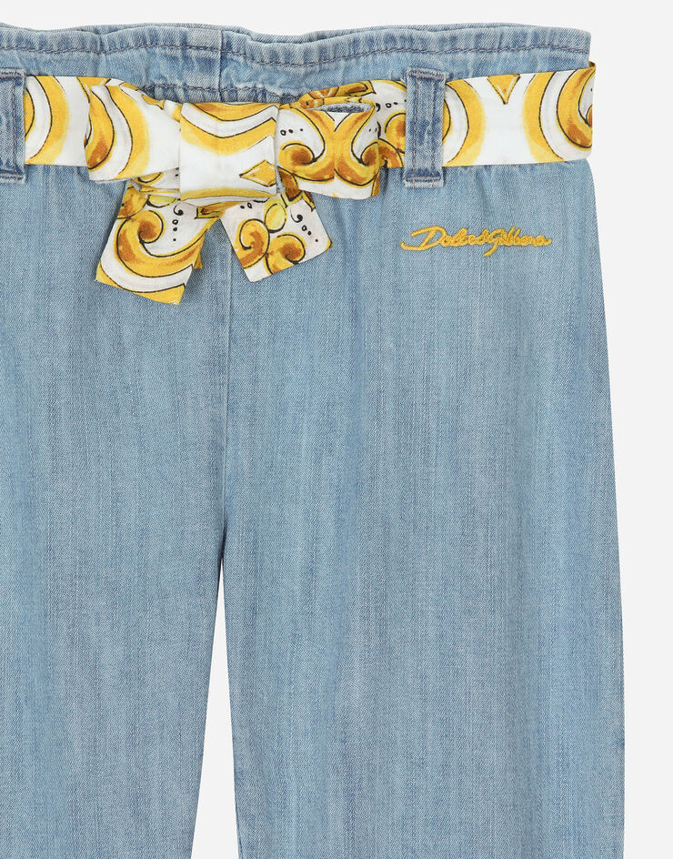 Dolce & Gabbana Pantalon en denim avec ceinture à imprimé majoliques Denim L23P40LDC54