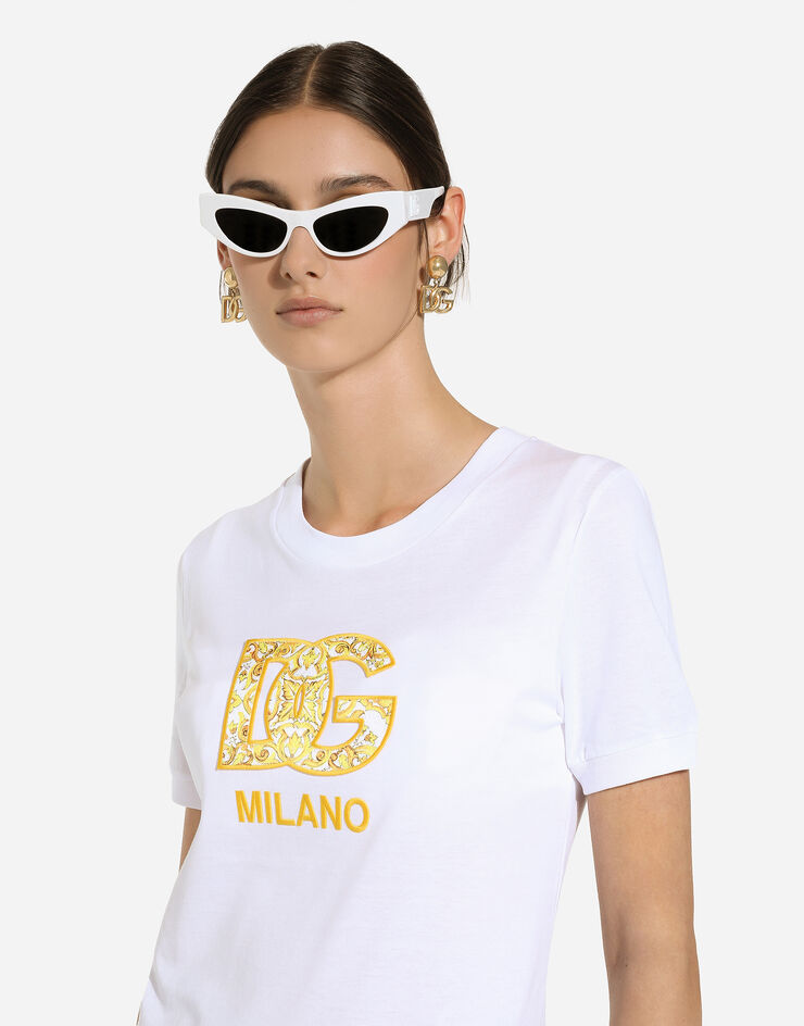 Dolce & Gabbana T-Shirt aus Baumwolljersey mit DG-Logopatch Majolika-Print Mehrfarbig F8N08ZGDBVX