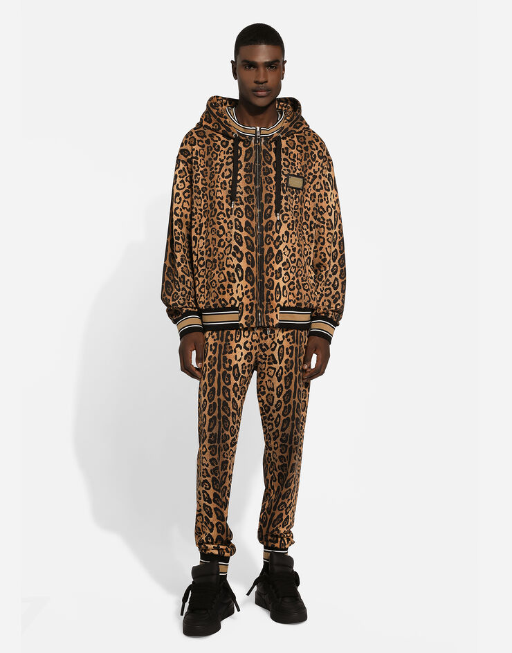 Dolce & Gabbana Pantalón de chándal con crespo estampado leopardo y placa Estampado GP07VTII7B4