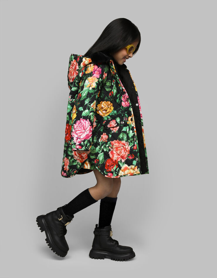 Dolce & Gabbana Kurze gesteppte Daunenjacke aus Nylon mit Rosen auf schwarzem Grund Drucken L5JC15ISMIB