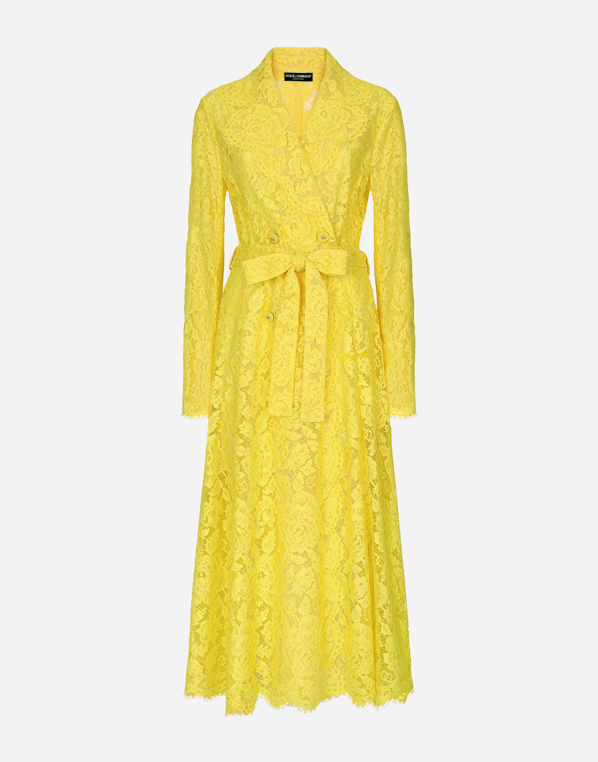 Dolce & Gabbana معطف ترنش موسوم من دانتيل كوردونيتو برسمة زهور أصفر F29UCTHJMOK