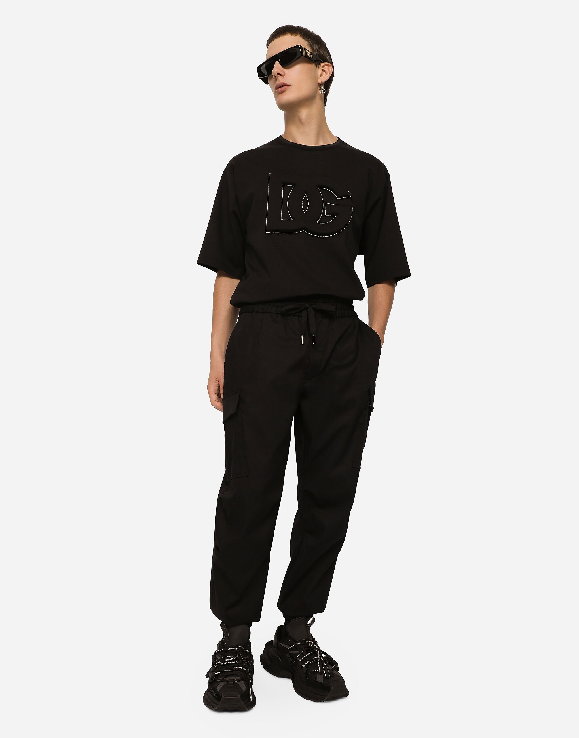 ブラックのメンズ Cotton cargo pants with branded tag | Dolce&Gabbana®