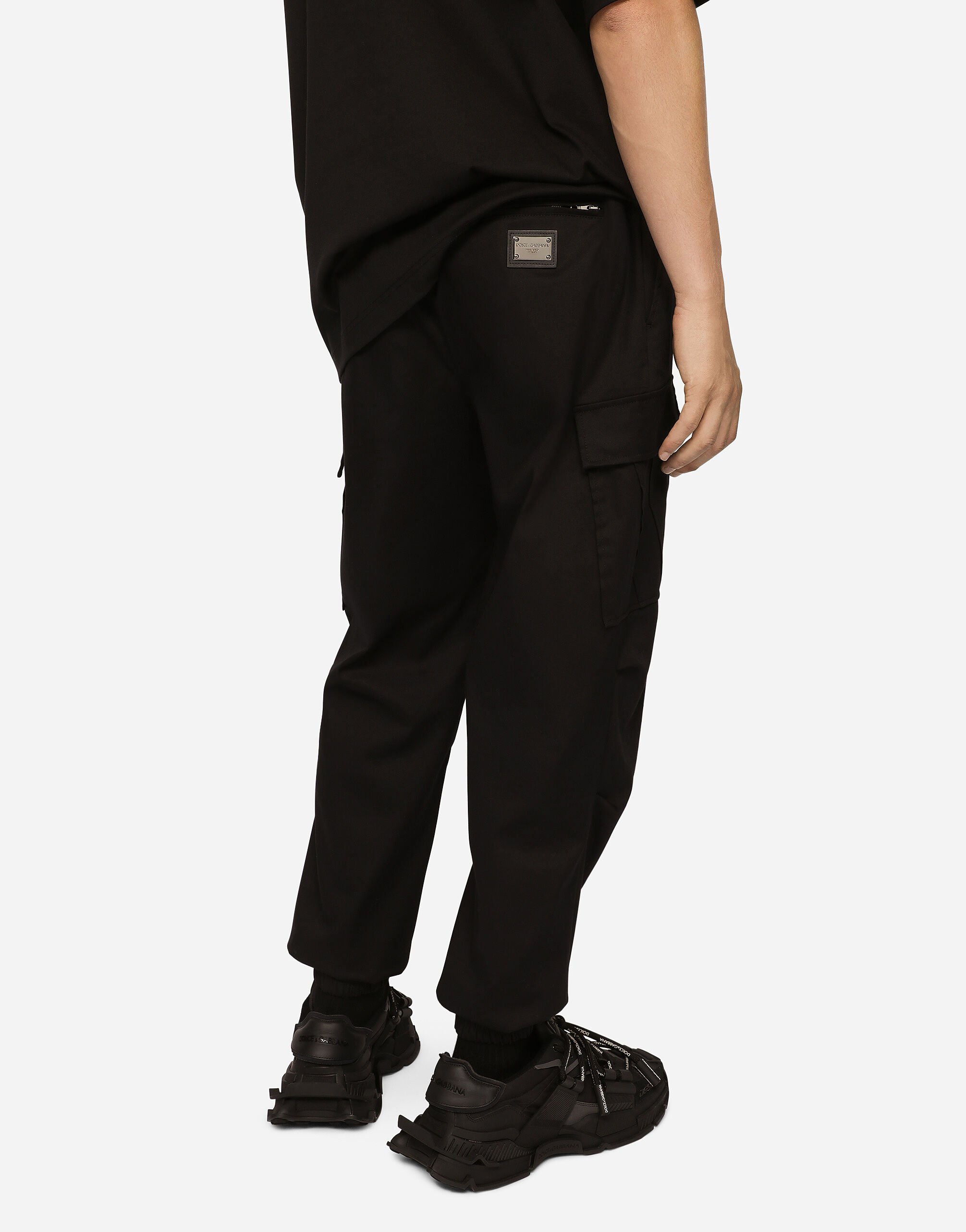 ブラックのメンズ Cotton cargo pants with branded tag | Dolce&Gabbana®