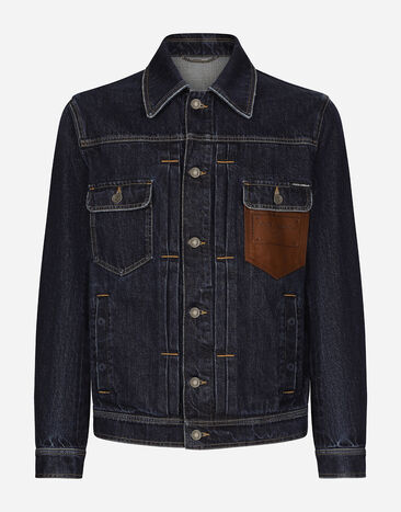 ${brand} Jacke aus Denim mit geprägter Plakette auf Leder ${colorDescription} ${masterID}