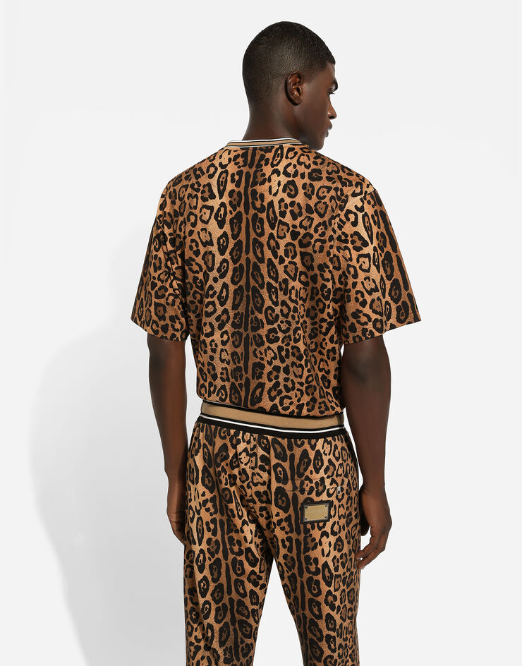 Dolce & Gabbana Pantalón de chándal con crespo estampado leopardo y placa Estampado GP07VTII7B4