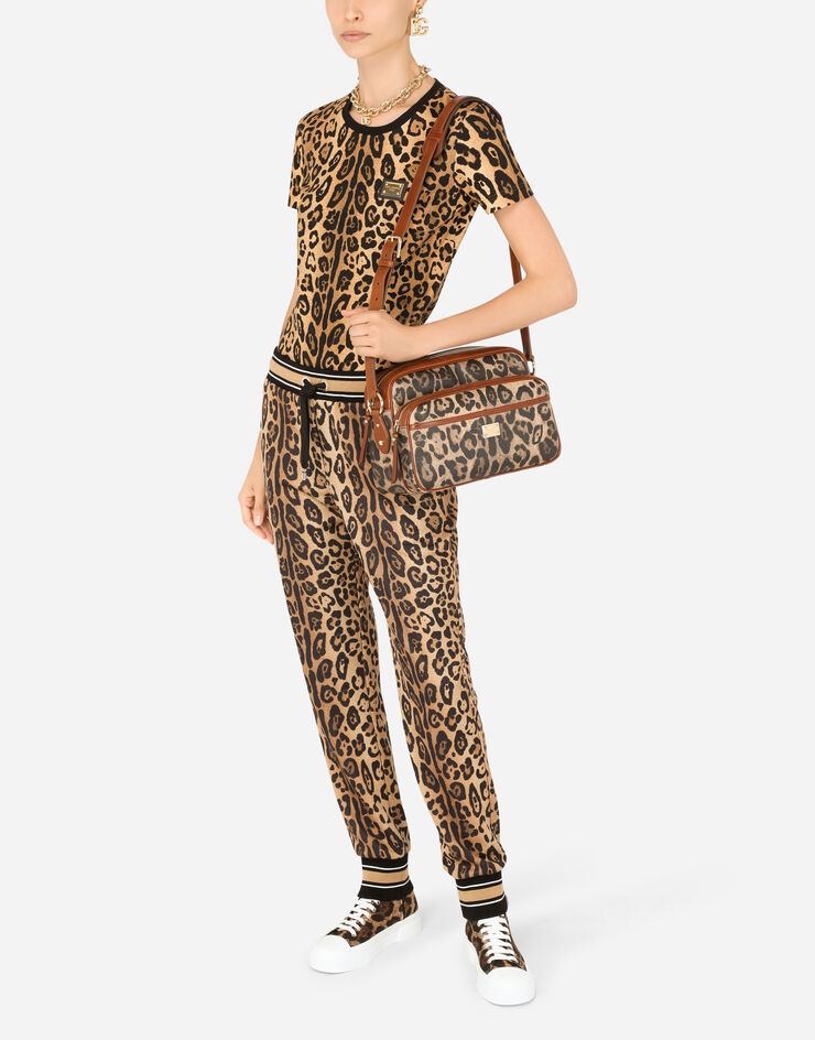 Dolce & Gabbana Bolso de mano en crespo estampado leopardo con placa con logotipo Multicolor BB2210AW384