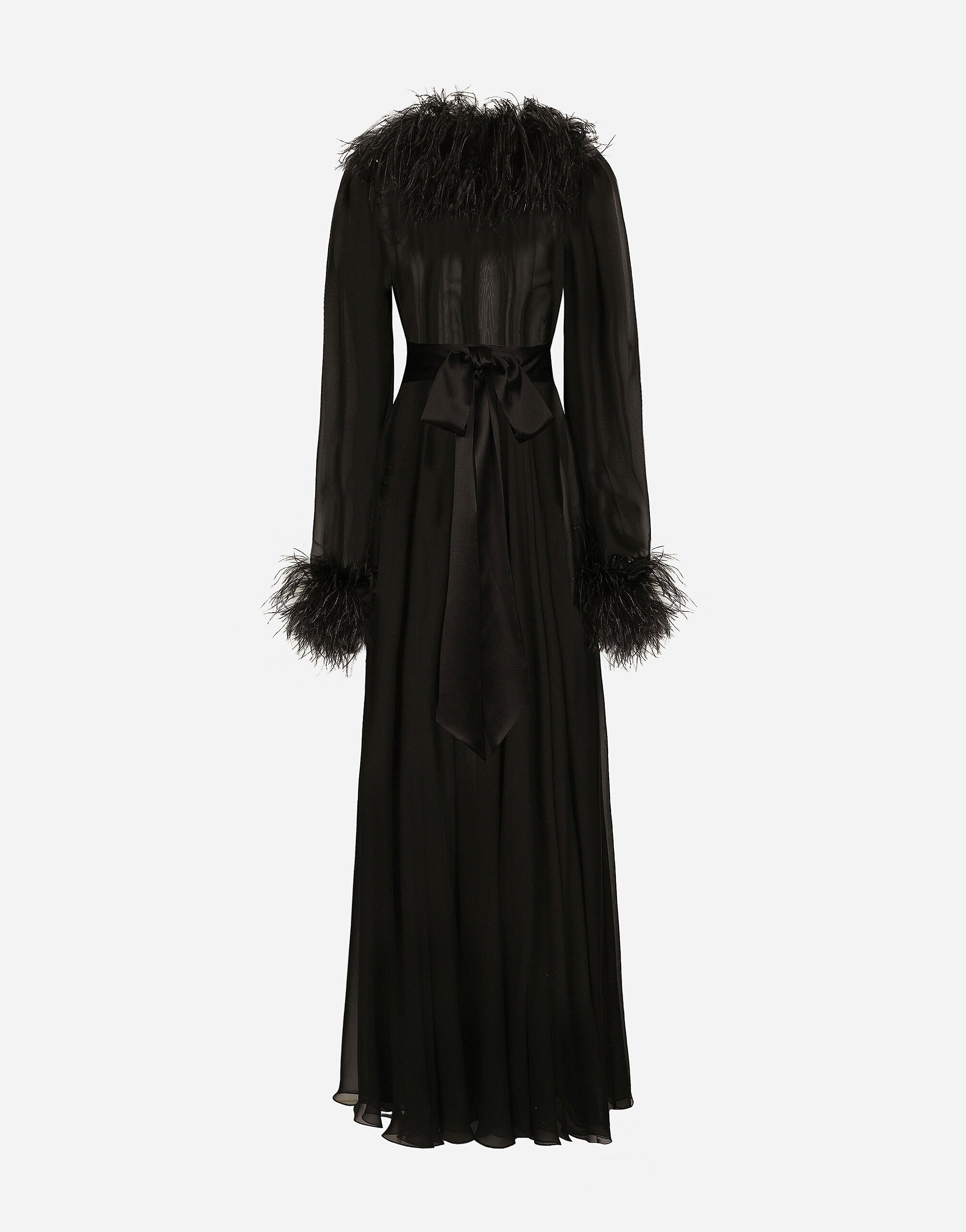 ${brand} Robe longue en mousseline de soie avec détails en plumes d’autruche ${colorDescription} ${masterID}