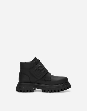 ${brand} Stiefelette aus Kalbsnappaleder mit DG-Logoprägung ${colorDescription} ${masterID}