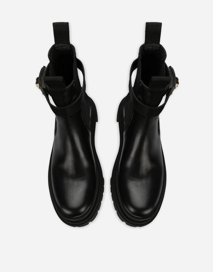 Dolce & Gabbana حذاء بوت برقبة للكاحل من جلد عجل بحزام موسوم أسود CK2075AY991