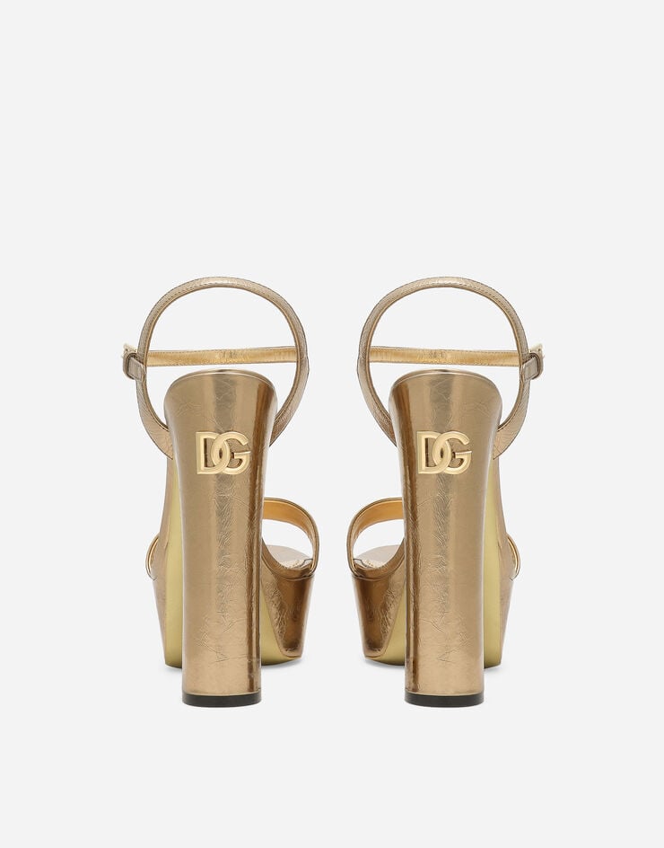 Dolce&Gabbana Sandalia de plataforma en piel de becerro revestida con acabado craquelado Dorado CR1424AO855