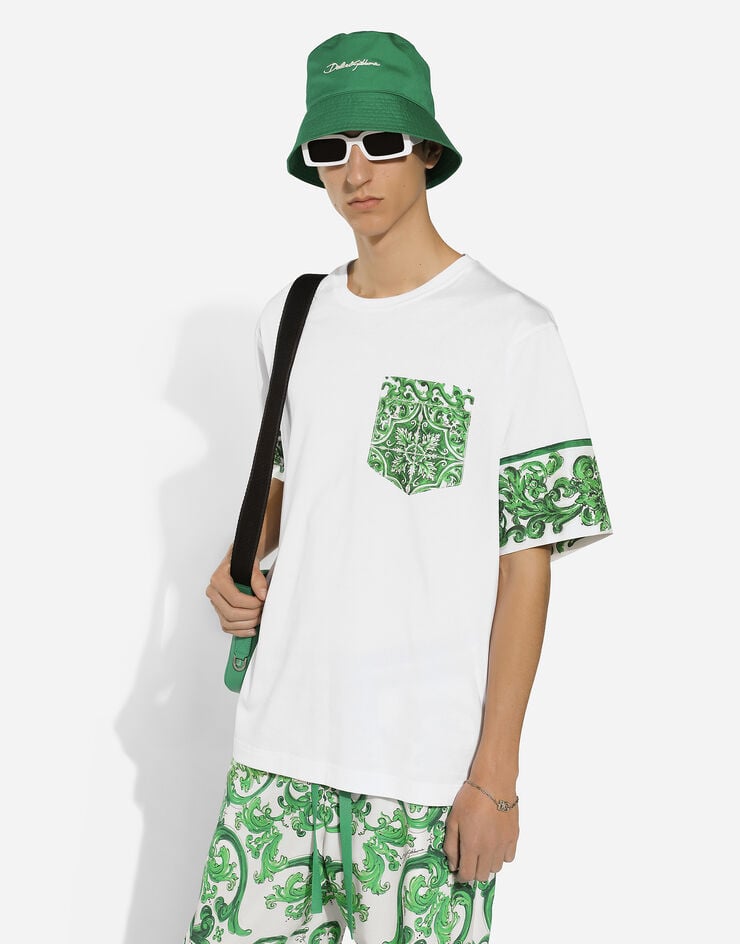 Dolce & Gabbana T-Shirt aus Baumwolle mit Brusttasche im Majolika-Print Weiss G8SB2TG7NUN