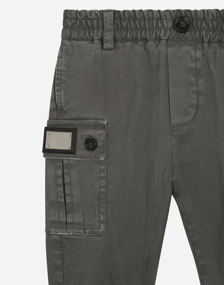 Dolce & Gabbana Pantalon cargo en gabardine avec plaquette à logo Gris L14P66LY090