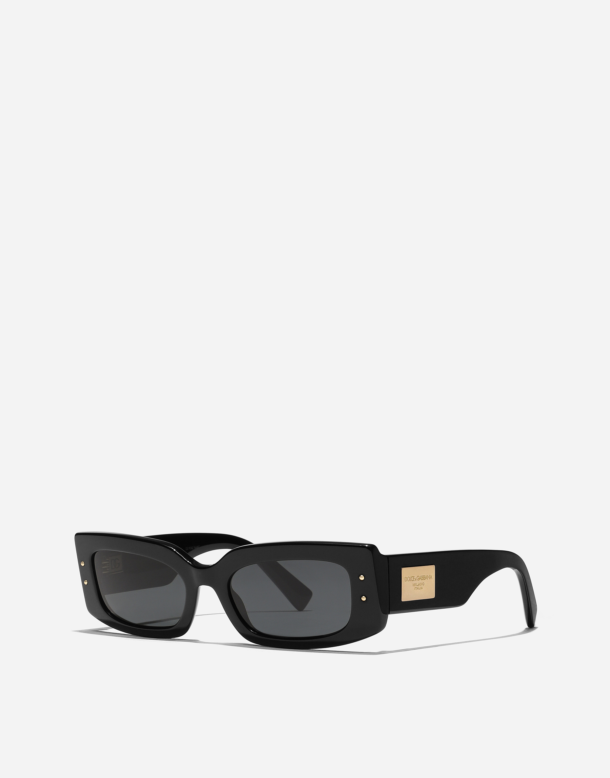 Dolce & Gabbana Dg Plaque Sunglasses In Black