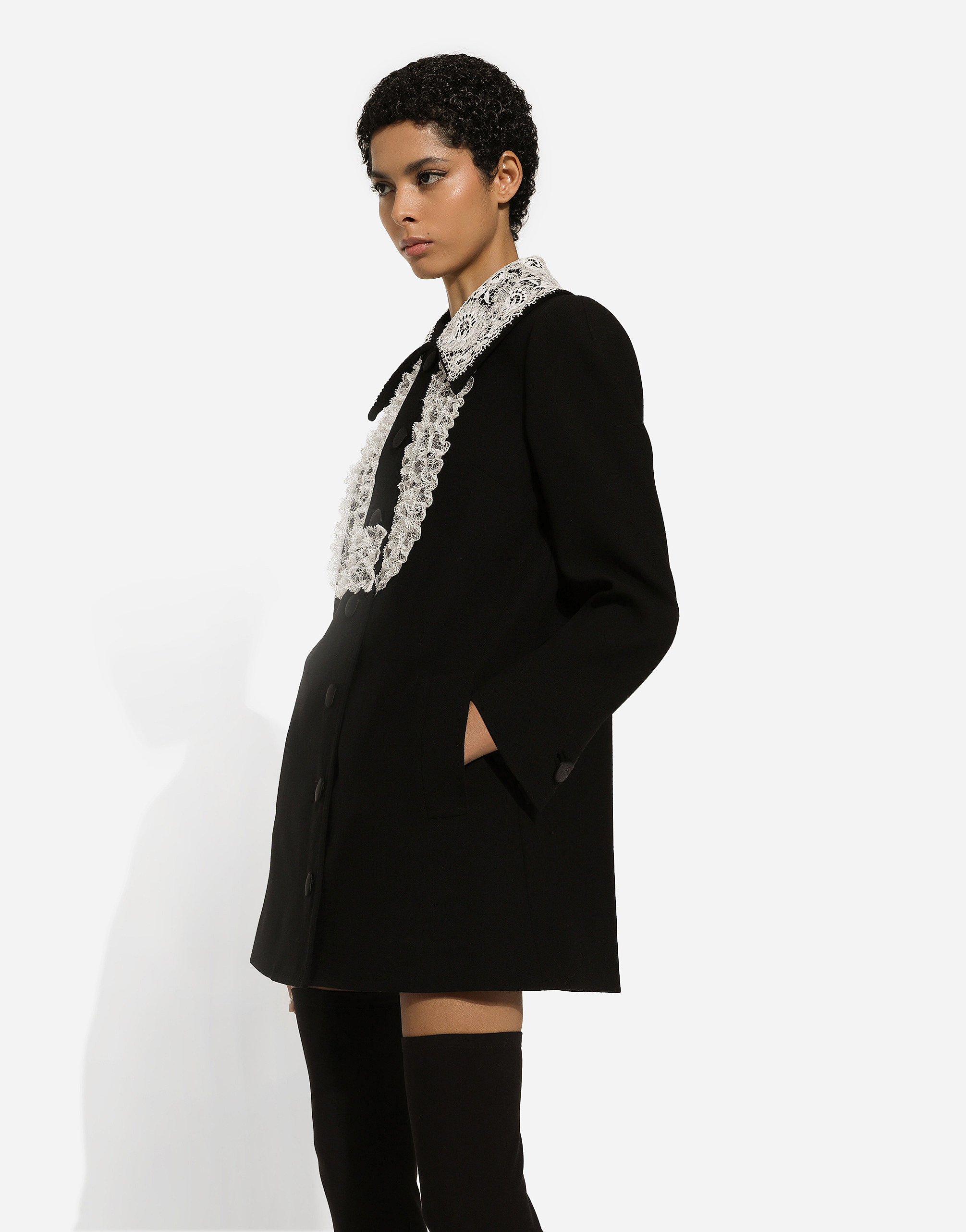 ブラックのウィメンズ Short wool coat with lace details ...
